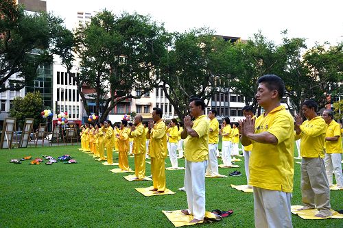 图2：新加坡法轮功学员在芳林公园集体炼功