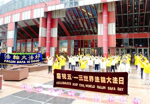 '图2：芝加哥法轮功学员在州政府办公大楼Thompson?Center前演示功法'