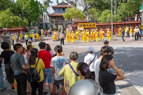 图6～9：庆祝513“世界法轮大法日”暨大法洪传26周年，南台湾台南地区法轮功学员游行，传播大法的美好。