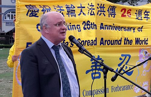 图12：帕拉玛塔市长威尔逊先生（Andrew Wilson）五月十一日在帕拉玛塔市政厅广场上庆祝“世界法轮大法日”的活动上发言