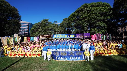 图1：澳洲悉尼法轮功学员满怀感恩和喜悦在贝尔莫公园（Belmore Park）拍照向师父恭祝华诞