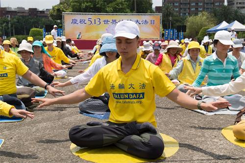 '图9：诸葛少钧希望能将修炼大法后的慈悲美好留给每一个有缘人。'