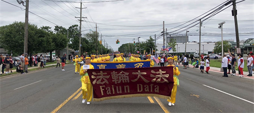 '图1：纽约法轮功学员参加纽约长岛布兰特伍德举行的第五十二届长岛波多黎各庆典大游行。'