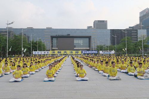 '图1～3：台湾中部部份法轮功学员在台中市市政府大广场上举办集会，纪念“七二零”和平反迫害十九周年，并悼念无以计数被迫害致死的法轮功学员。'