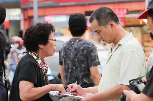 '图7～10：法轮功学员透过真相图片展，民众了解法轮功真相后，不少民众签名制止迫害。'