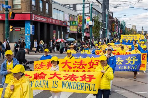 '图1～4：二零一八年九月二十九日，多伦多法轮功学员举行了声援三亿人“三退”（退出中共党、团、队）大游行，很多民众观看并合影'