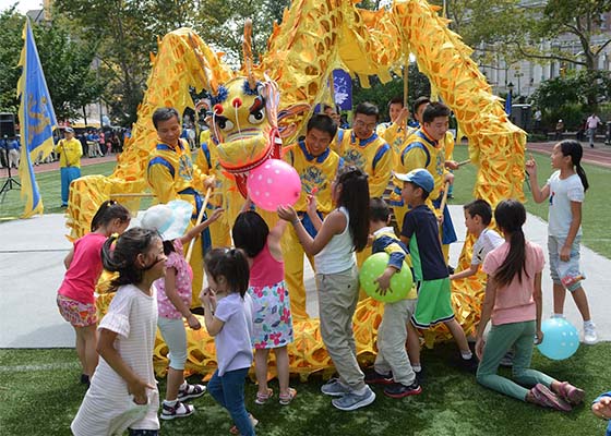 迎中秋 纽约法轮功学员华埠送祝福