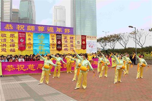 '图3：腰鼓队向师尊敬献表演，恭祝师尊新年好。'