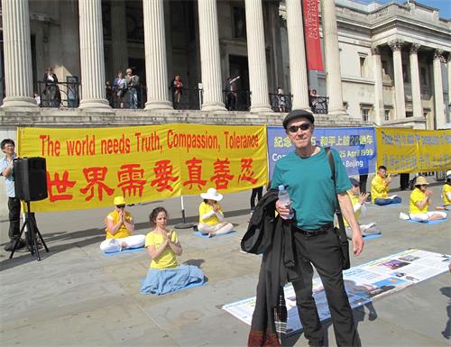 '图12：美国音乐人大卫·哈里斯（David Harris）在特拉法加广场（Trafalgar Square）北台阶认真了解真相后由衷赞叹法轮功。'