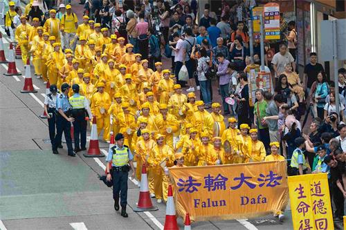 '图8：腰鼓队在港岛区闹市行进。'