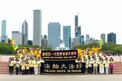 '图1：芝加哥地区法轮功学员庆祝世界法轮大法日，恭祝师尊生日快乐。'