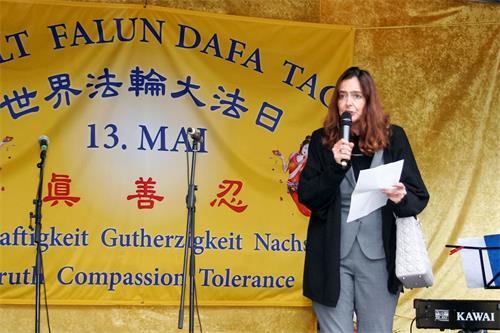 '图5：国际人权组织（IGFM）宗教事务主管米歇艾拉·寇勒（Michaela Koller）现场发言'