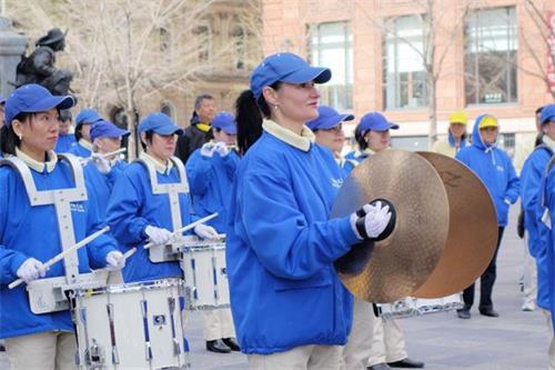 '图10：法轮功学员Florentina Camelia Petrescu说：修炼法轮大法改变了她以往负面思维习惯，变成一个思想纯净的人。'