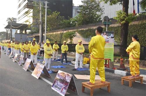 图1： 法轮功学员集体炼功，展示功法，庆祝法轮大法日。