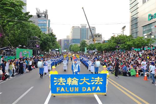 '图1～4：韩国法轮功学员参加“2019colorful大邱庆典”游行'