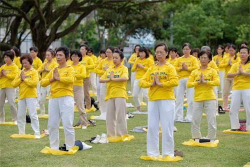 '图8：二零一九年五月五日，中坜部份法轮功学员聚集在光明公园集体炼功，庆祝“世界法轮大法日”。'