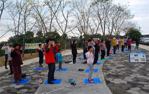 '图2：法轮功学员在台湾嘉义仁义潭风景区集体炼功'