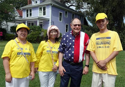 15：蒙哥马利郡议会副议长，前盖瑟斯堡市长希尼卡兹（Sidney Katz）与法轮功学员合影。