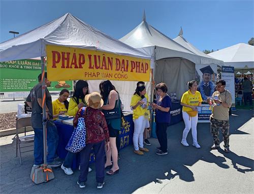 '图：二零一九年九月二十日至二十二日，旧金山湾区的越南裔法轮功学员在圣荷西越南裔社区庆中秋活动中设立展位，传播法轮功的真相。'