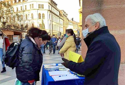 '图7：二零二零年二十一日，法轮功学员在海德堡俾斯麦广场 （Bismarckplatz）设立真相点，揭露中共的邪恶。'