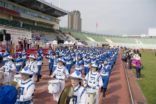 图3～5：二零二零年十一月二十八日，第十一届，“全国志工大会师”台湾法轮大法天国乐团应邀以宏亮的鼓号乐声引领上百志工服务团队进场，受到志工朋友们的欢迎。