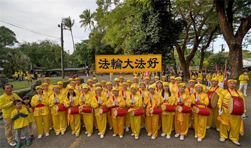 '图1～2：二零二零年元旦佳节前夕，高雄部份法轮功学员在桥头糖厂中山堂广场，提前向法轮功创始人李洪志先生拜年。'