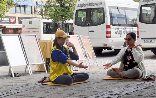 图4：尔琳当场认真学炼法轮功