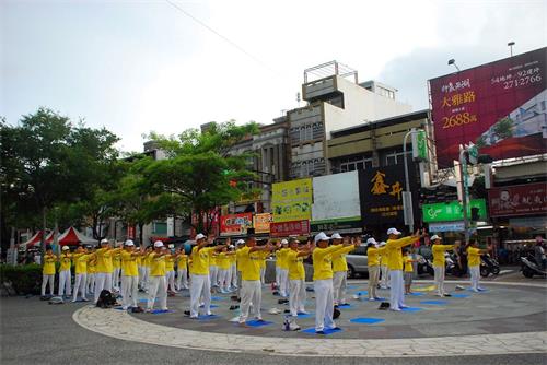 '图1～2：法轮功学员演炼五套功法。'