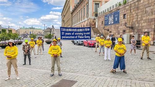 '图3：当天下午一点，瑞典法轮功学员又聚集在斯德哥尔摩市中心国会大厦旁的钱币广场上，继续向人们介绍法轮功、讲述中共活摘法轮功学员器官的真相。'