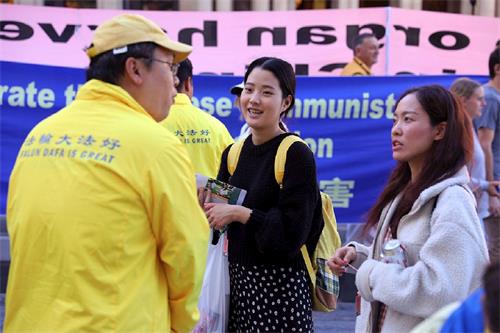 '图11：韩国留学生朴女士和金女士震惊于中共对法轮功的迫害之残忍'