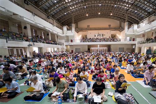 '图1：二零二零年九月二十七日，台湾南部地区部份法轮功学员，在高雄市福诚高中活动中心大组学法交流，大家比学比修，互勉精進。'