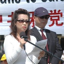 񟭆年4月20日在白宫附近，证人安妮与皮特揭露中共活摘器官的滔天罪行'