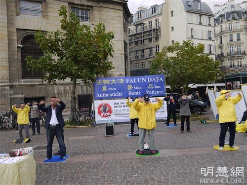 '图4：法轮功学员在夏特蕾（Chatelet Les Halles）演示法轮功功法'