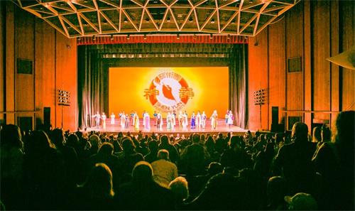'图4：二零二一年十一月五日至十一月六日，神韵世界艺术团莅临美国弗吉尼亚州诺福克市，在克莱斯勒音乐厅（Chrysler Hall，Norfolk）上演了三场演出。诺福克市长肯尼斯・库珀・亚历山大博士（Dr Kenneth Cooper Alexander）在演出前发贺信，恭贺神韵艺术团的到来。图为十一月五日晚首场演出结束后，神韵艺术家们谢幕'