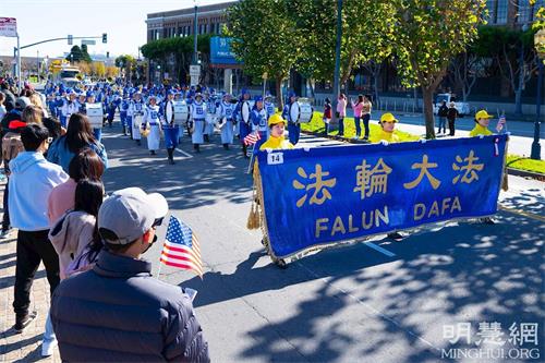 '图4：法轮功学员参加旧金山第一百届老兵节游行'