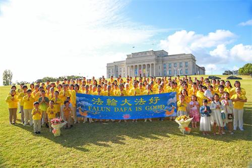 '图1：新西兰法轮功学员感恩师父的慈悲救度，恭祝师尊过年好。'