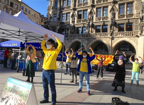 '图1：二零二一年三月三十日，德国慕尼黑法轮功学员在玛琳广场（Marienplatz）举办信息日活动。'