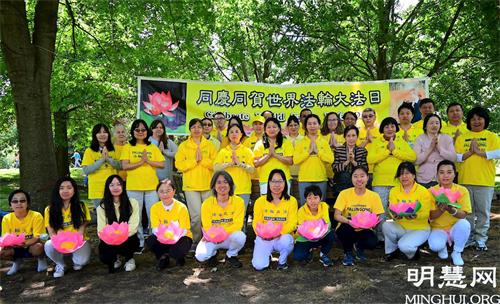 '图一：美国北卡州三角区的法轮功学员庆祝世界法轮大法日。'