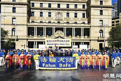 图1：悉尼各界政要欢聚海关大楼广场庆祝节日