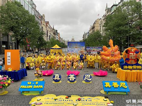 '图1：二零二一年五月十三日，捷克法轮功学员在布拉格市中心举办活动，庆祝世界法轮大法日，祝愿师尊华诞快乐，同时感恩师尊的慈悲救度。'