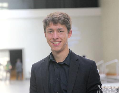 '图2：青年法轮功学员沃勒斯（Luca Wohlers）从小就在大法中成长。'