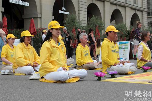 '图3～5：法轮功学员在闹市中功法演示，给人带来一份平静、祥和。'