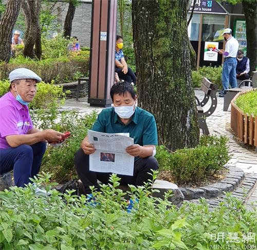 '图17：江原道太白市民阅读《明慧周报》。'