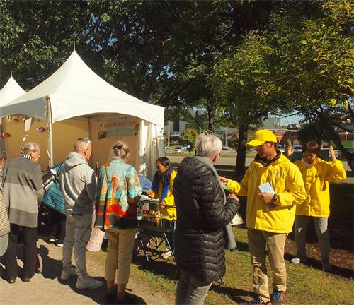 图1～3：9月25日和26日，法轮功学员在维多利亚城和平节（Festival de la Paix de Victoriaville）上弘法讲真相。