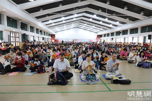 图1：二零二二年三月二十日在台中大甲区致用高中举行台湾中区一日学法交流会，大家各自交流比学比修的体悟或参加讲真相的心得