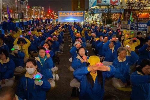 图6～9：在夜幕中，法轮功学员举办烛光夜悼。