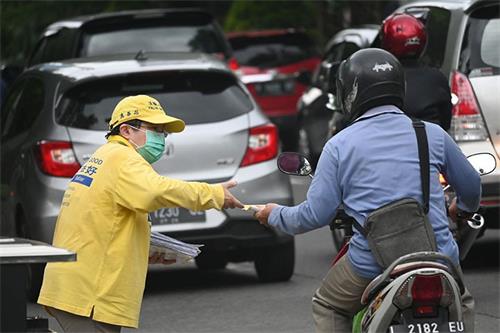 图6~7：中国驻泗水总领馆对面集体炼功、发真相资料