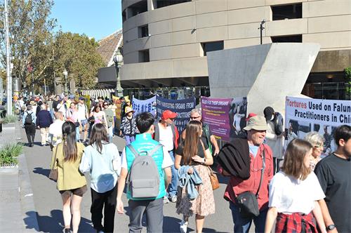 图1：二零二二年四月二十五日，墨尔本部分法轮功学员在市中心王子桥（Princes Bridge）上，举办活动，传播法轮功的真相，纪念“四‧二五”万人和平上访事件二十三周年。