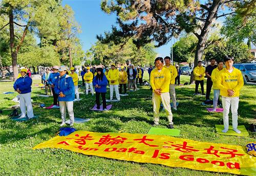 图2：同天，旧金山南湾的部分法轮功学员在圣荷西卡塔尔迪公园集体炼功。