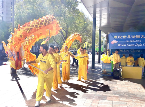 '图4～5：西澳法轮功学员在珀斯市中心步行街上以舞龙表演来庆祝法轮大法传世三十周年'